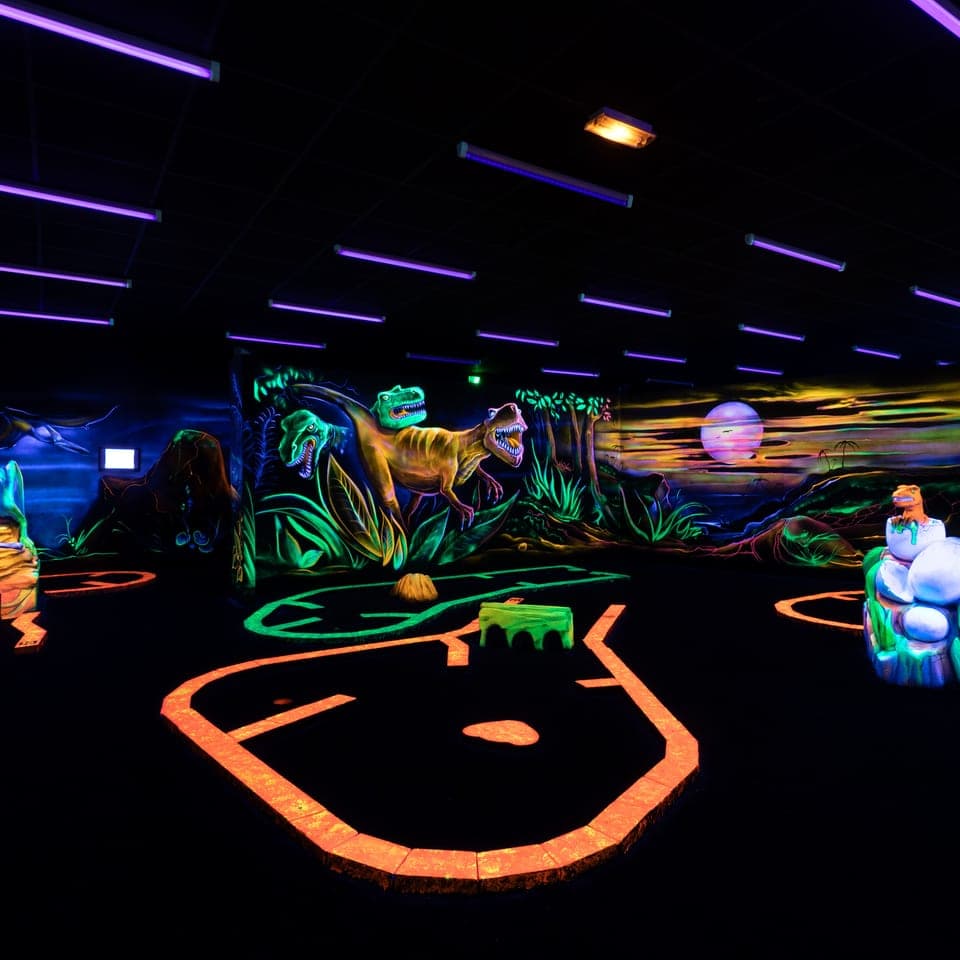 Fluorescent indoor mini-golf in Montpellier 1