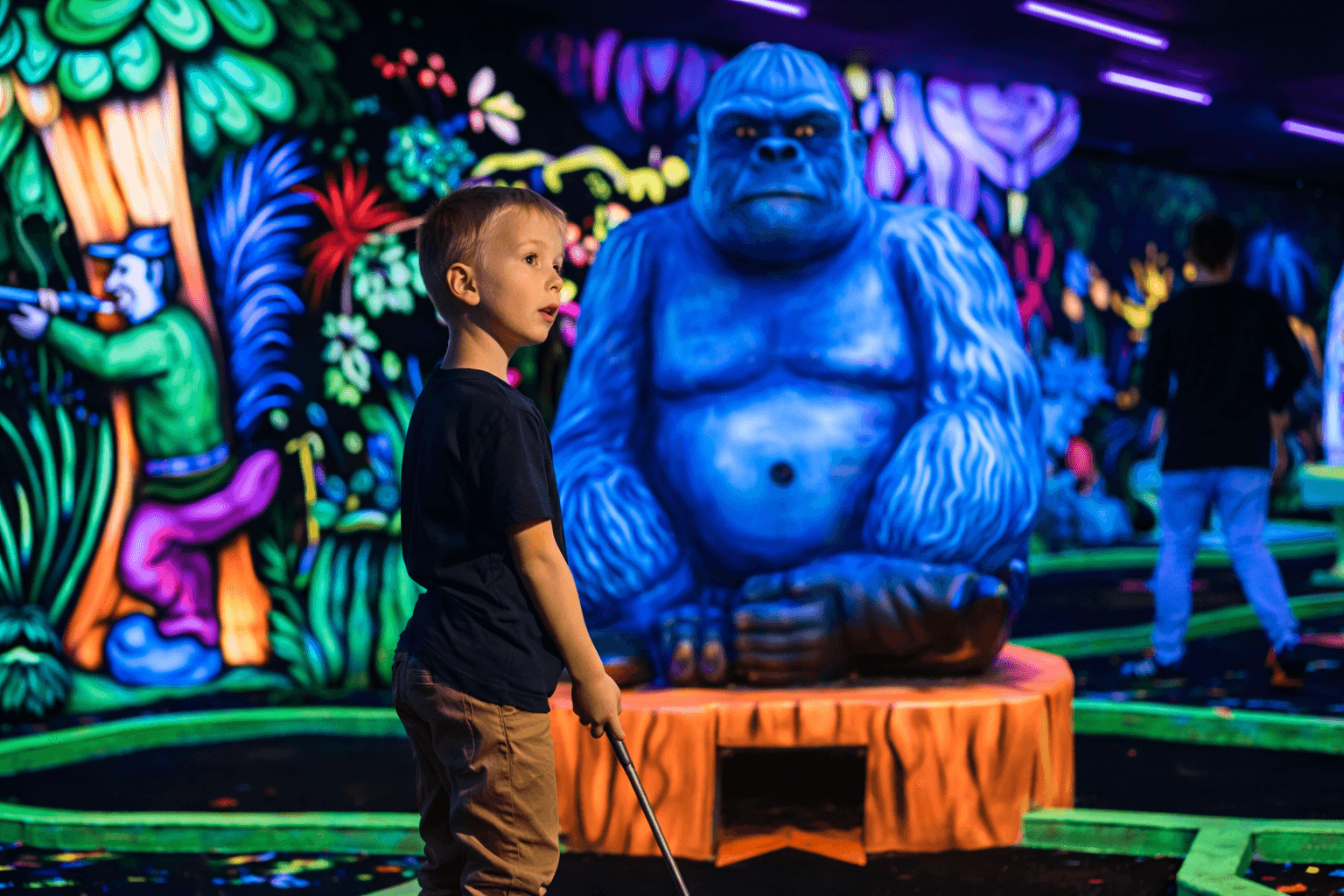 Indoor mini-golf with neon lights – 18 fun and immersive holes