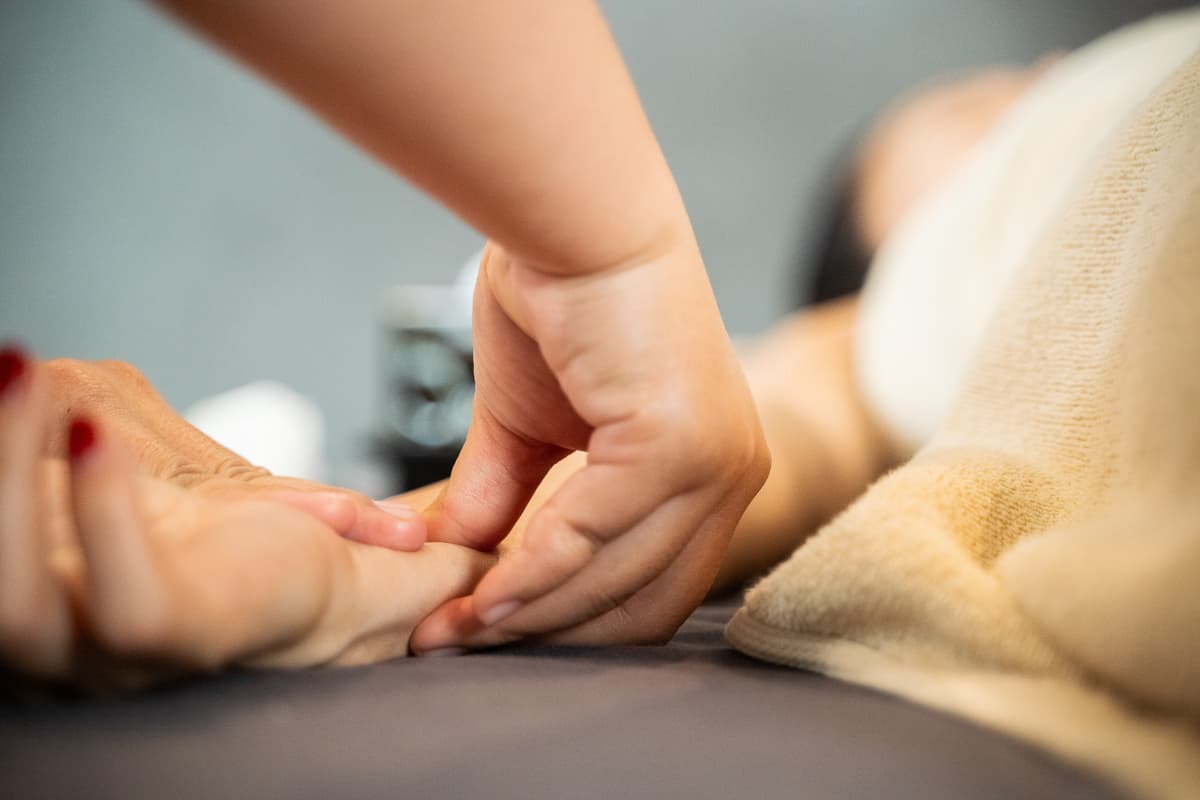 Terapia olistica dei riflessi della mano