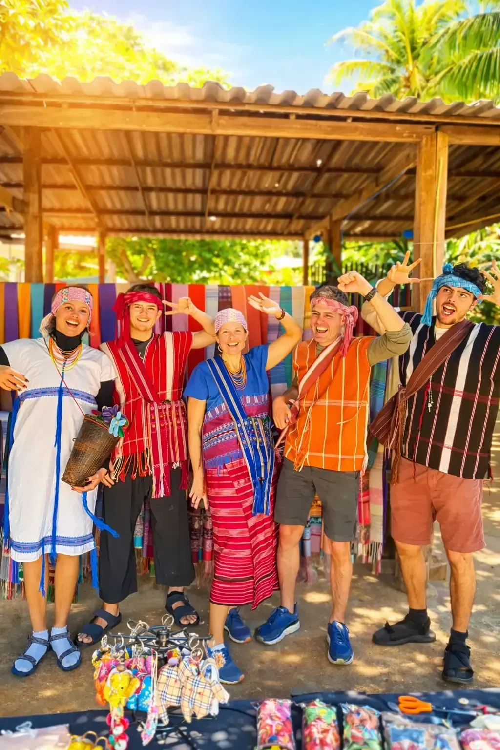 Trekking écologique de 2 jours / 1 nuit au Doi Inthanon et ascension du sommet&nbsp;: séjour chez l’habitant Karen, plantation d’arbres et visites des pagodes royales&nbsp;: circuit en groupe privé