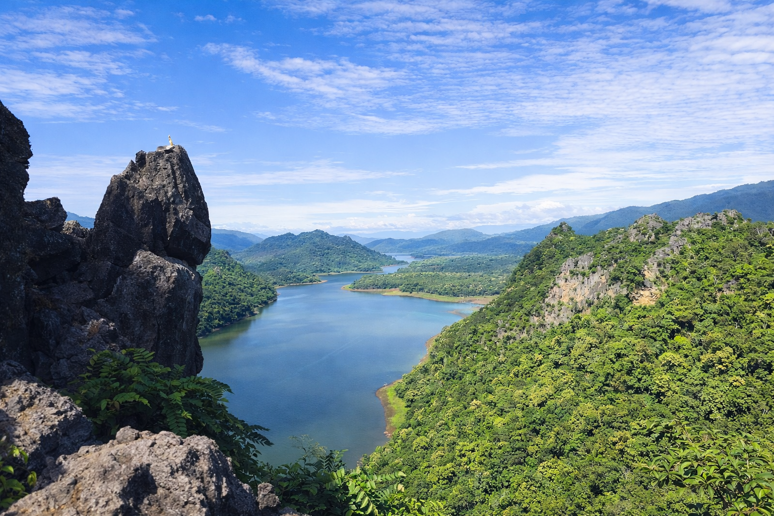 Trekking to the viewpoint above the lake in Mae Taeng